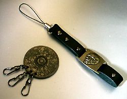 右上が携帯ストラップで、左下がキーホルダー。